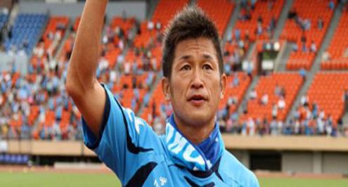 لاعب ياباني عمره 48 عاما يمدد تعاقده